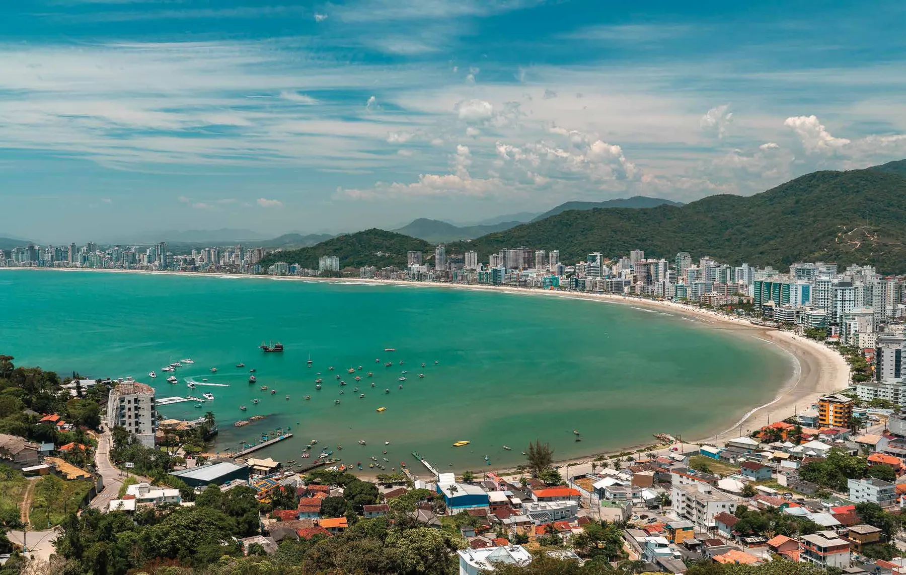 Vista da orla e das praias de Porto Belo, em Santa Catarina